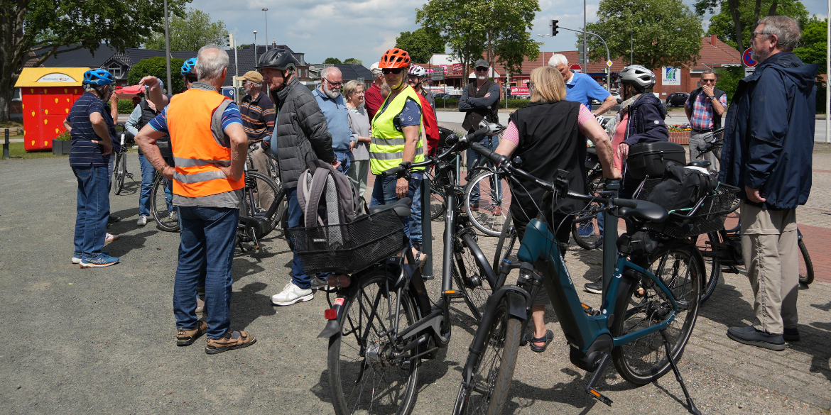 Radfahrer*innen stehen auf einem Platz