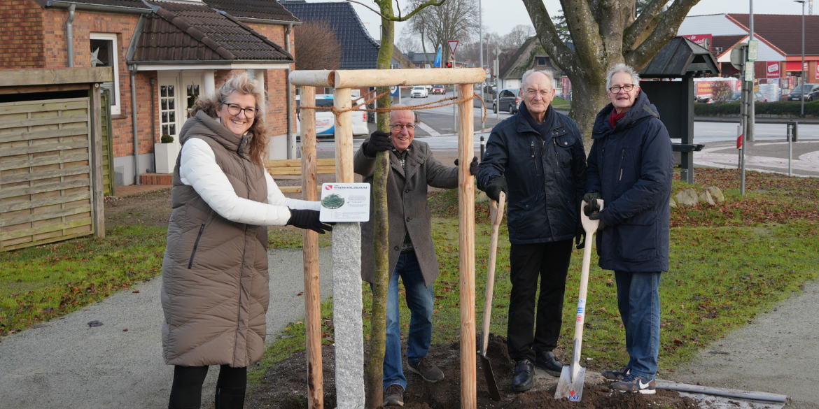 Vier Mitglieder des Fockbeker Heimatvereins bei Baumpflanzung