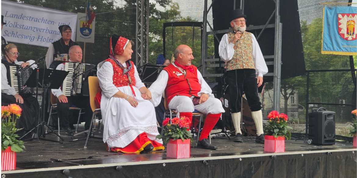 Thorsten Johannsen schaut sich den Tanz zu seinen Ehren mit seiner Frau von der Bühne aus an