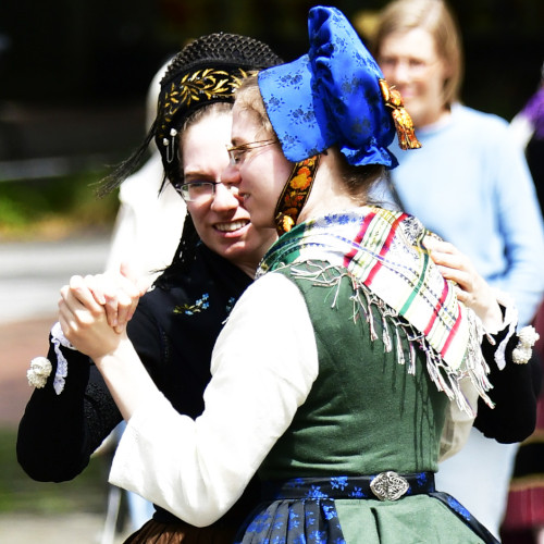 Zwei Menschen in Tracht tanzen miteinander