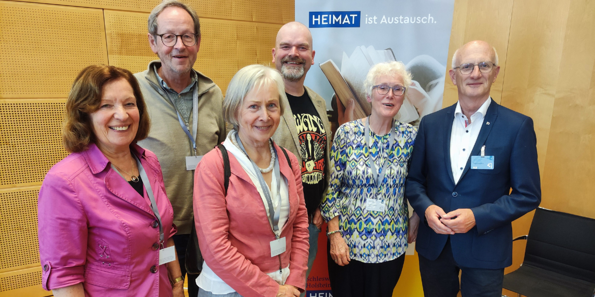 Der aktuelle Plattdeutsche Rat: 6 Personen vor Rollup