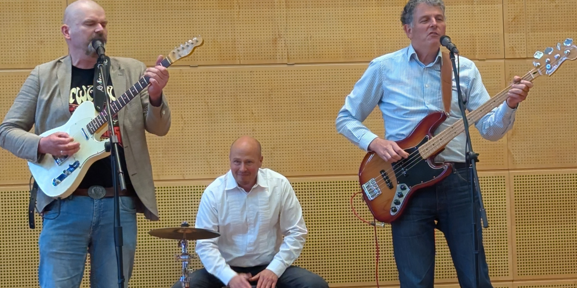 Band mit drei Personen: Gitarre, Cajon und Bass