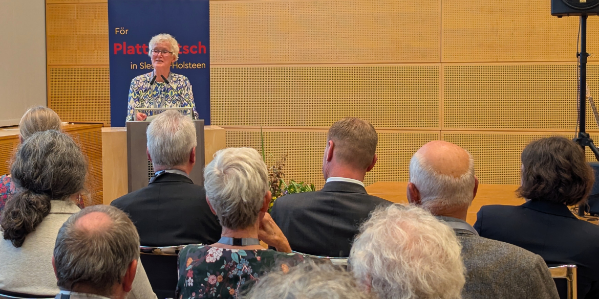 Marianne Ehlers vom Plattdeutschen Rat hält Vortrag