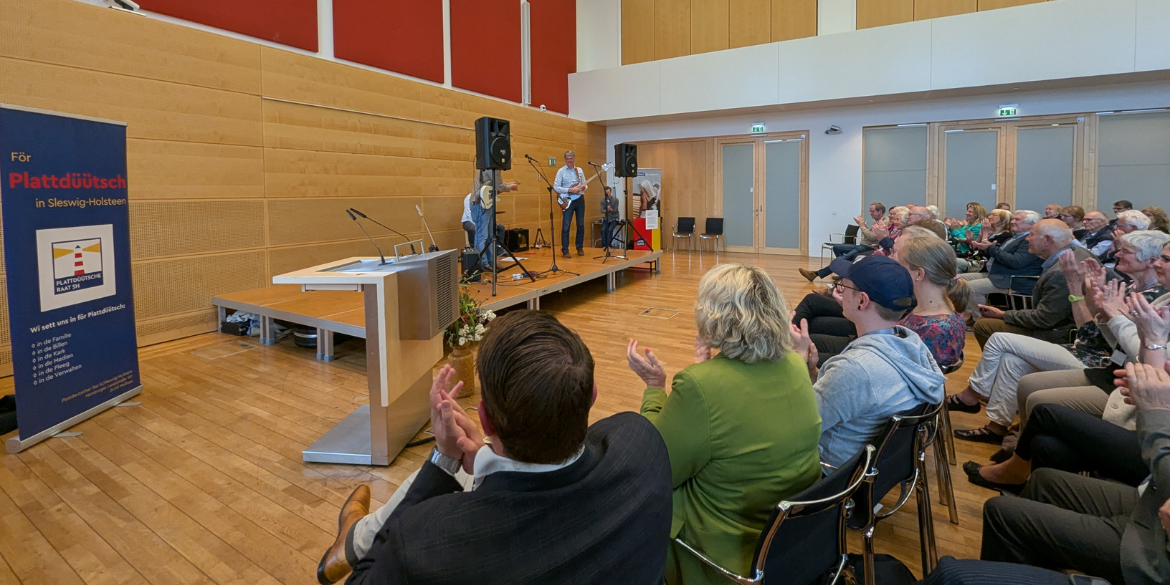 Band auf Bühne und klatschendes Publikum