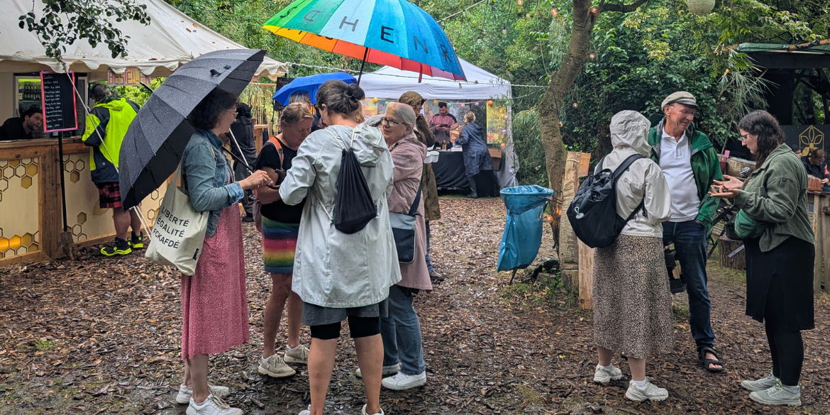 Menschen mit Regenschirmen stehen zusammen © Anna Biß / SHHB