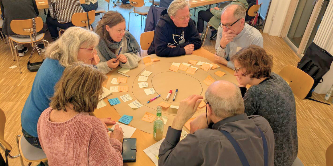 Demokratiewerkstatt Menschen am Tisch