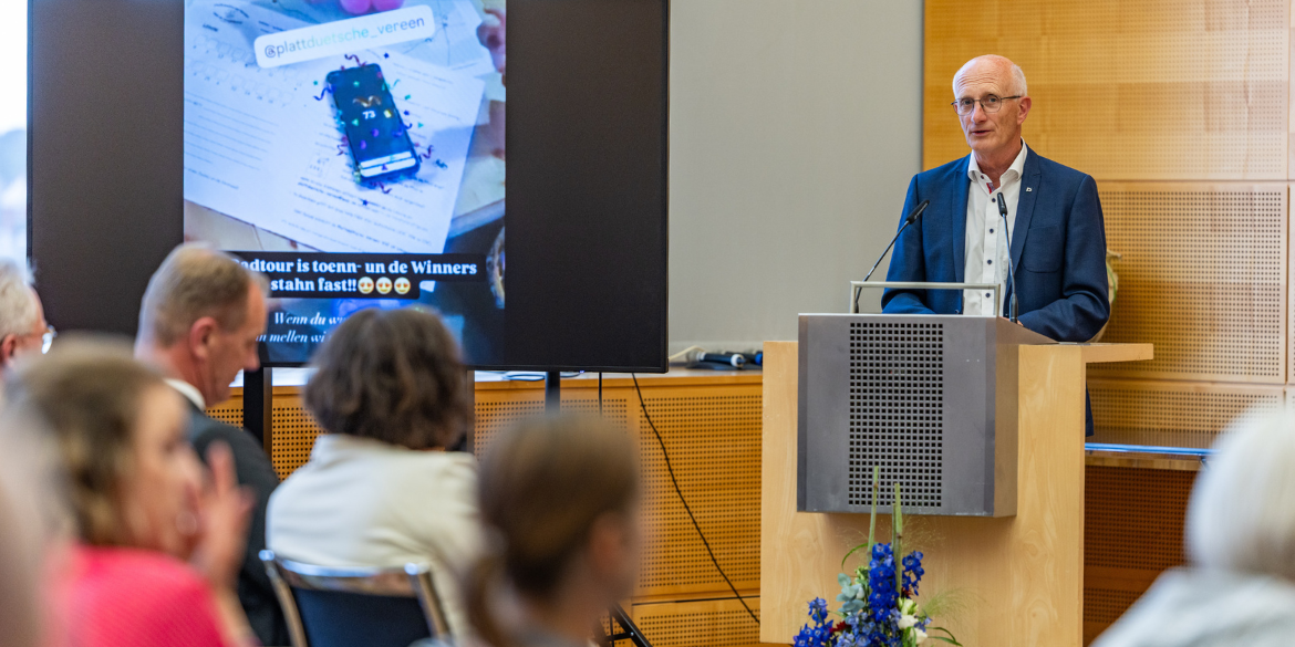 Bildschirm und Redner an Pult