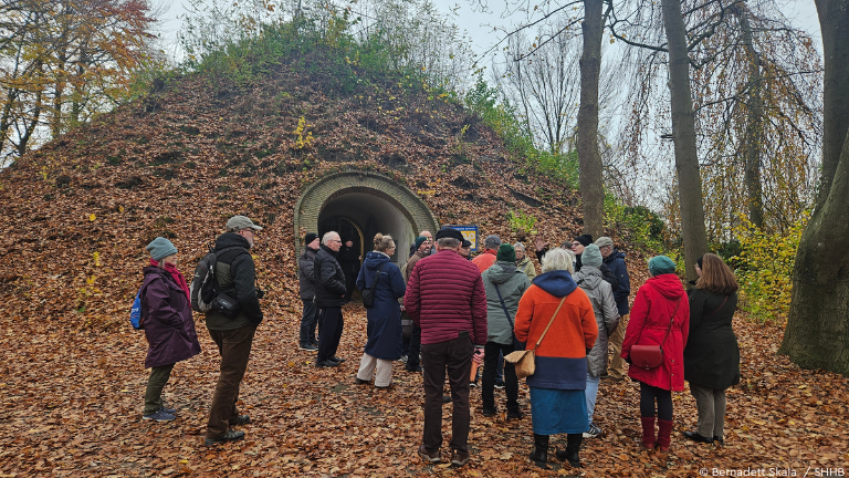 Menschen vor dem Geschichtenberg in Itzehoe