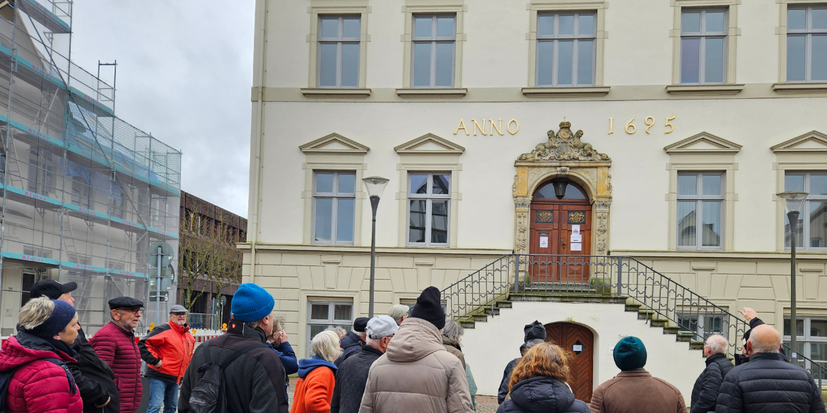 Menschen vor Itzehoer Rathaus