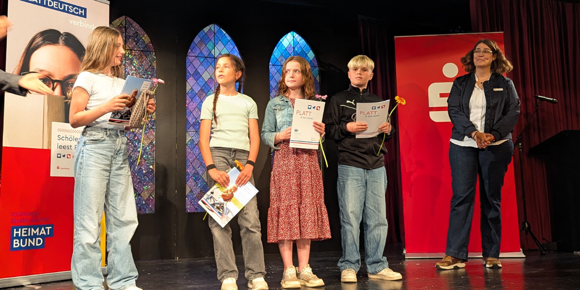 Vier Kinder und eine Frau auf Bühne