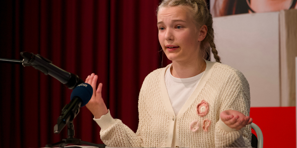 Mädchen liest auf Bühne