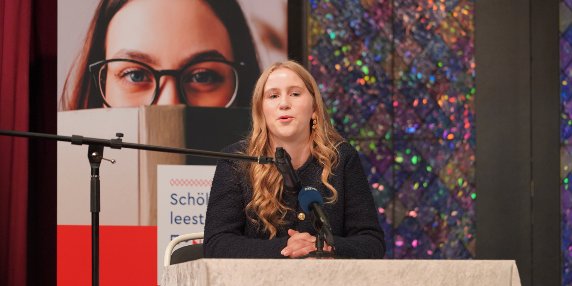 Mädchen liest auf Bühne