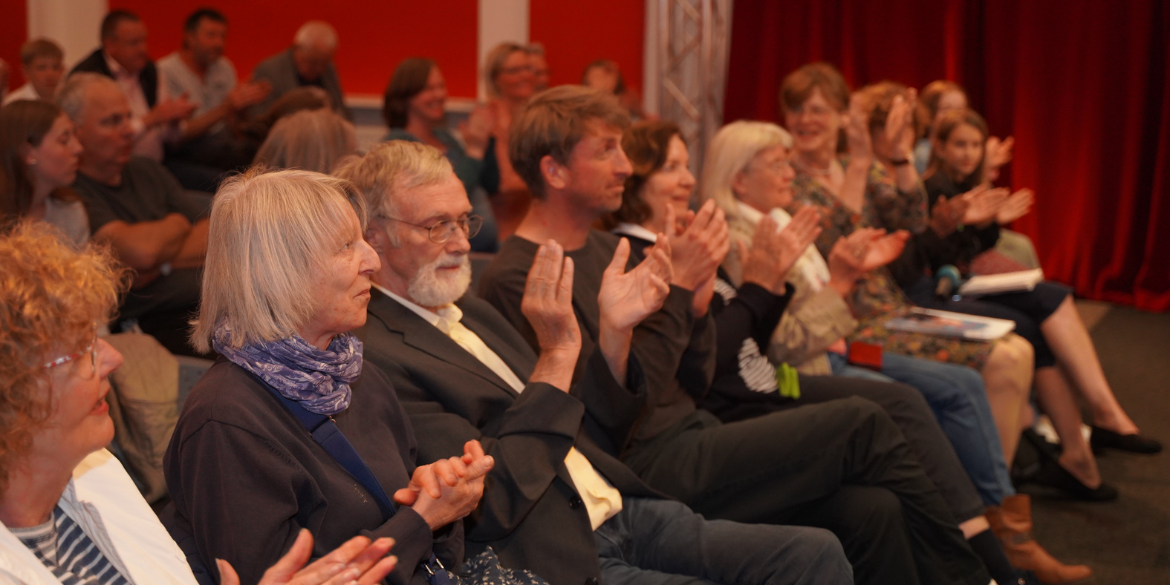 Publikum im Theater klatscht