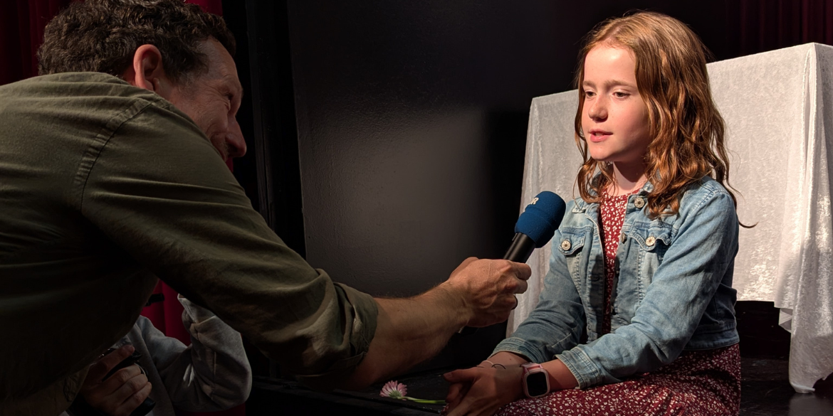 Mädchen wird interviewt