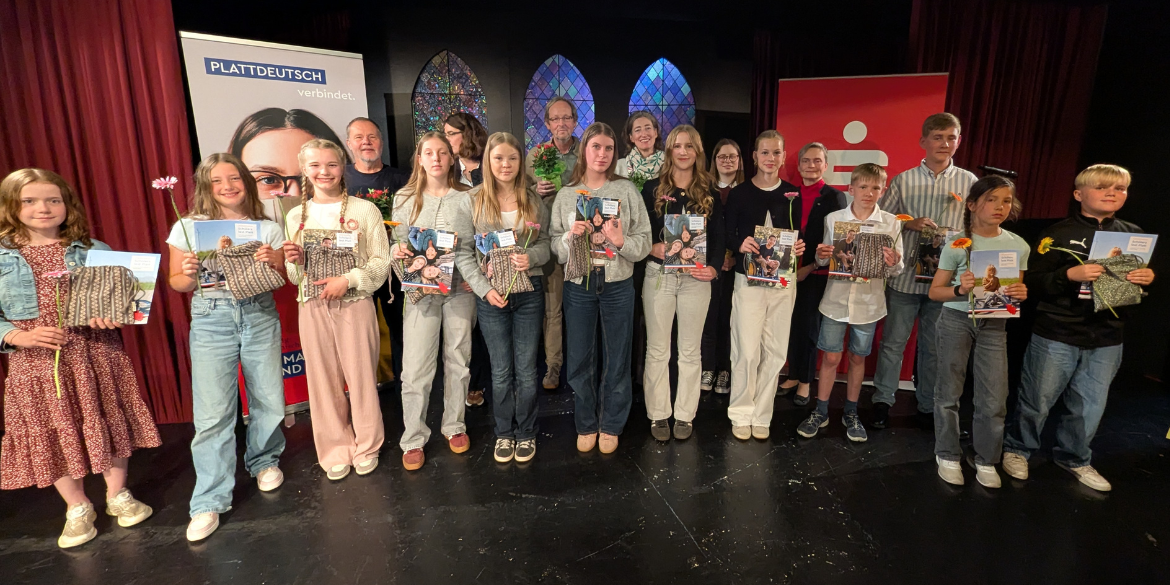 Weitwinkel-Gruppenbild auf der Bühne