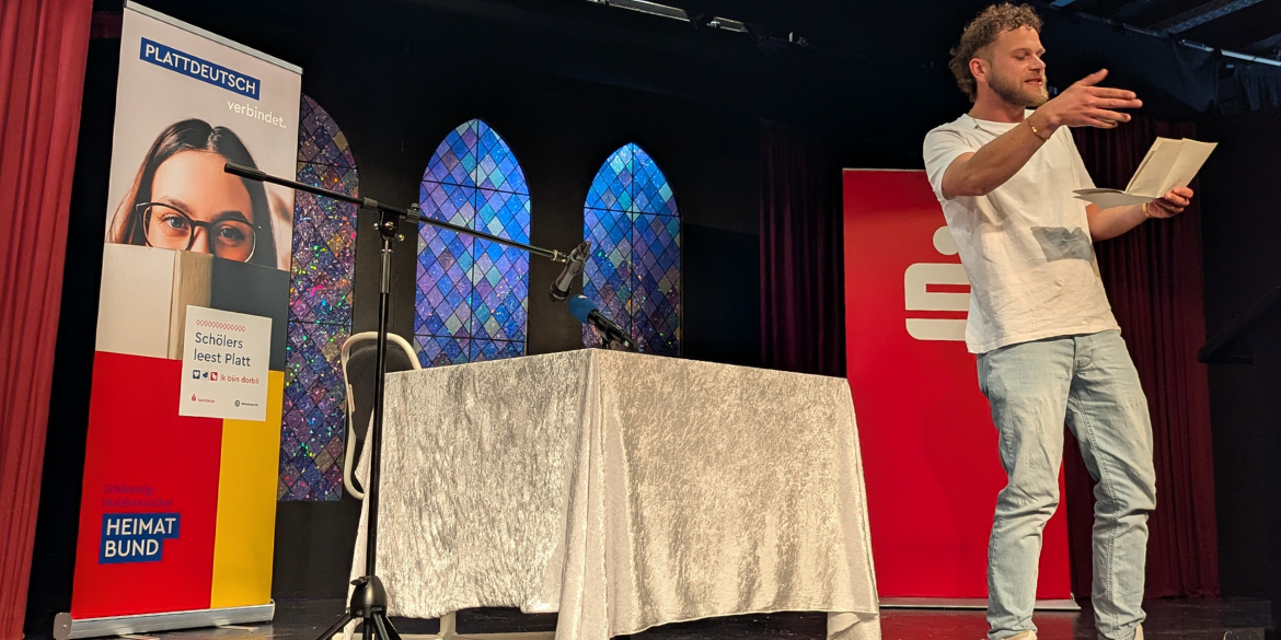 Mann performt auf Theaterbühne 