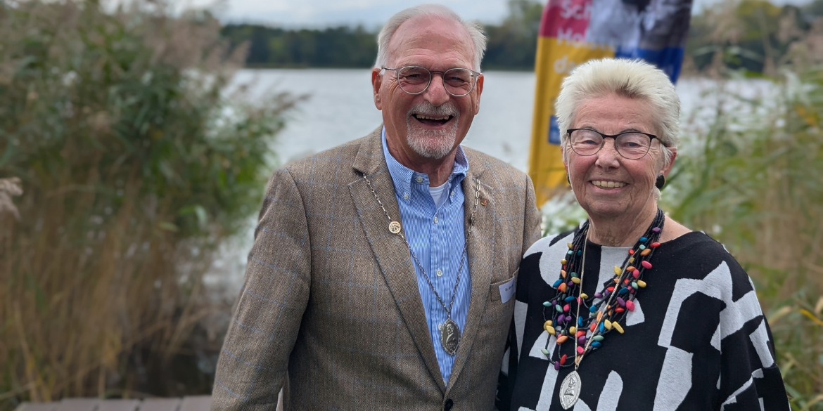 Zwei Personen vor einem See