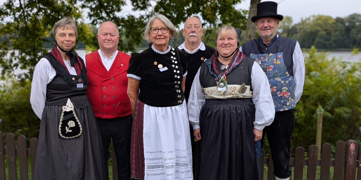 Gruppenbild von sechs Personen in Tracht