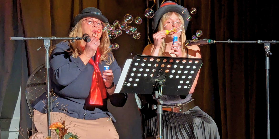 Zwei Frauen pusten Seifenblasen