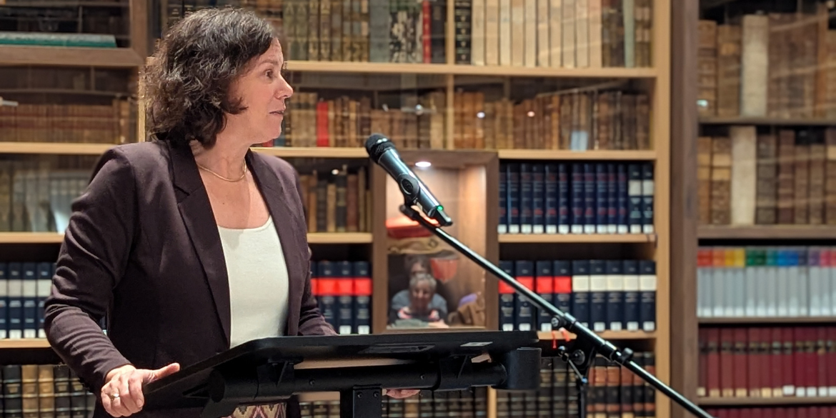 SH-Landtagspräsidentin Kristina Herbst vor Mikrofon