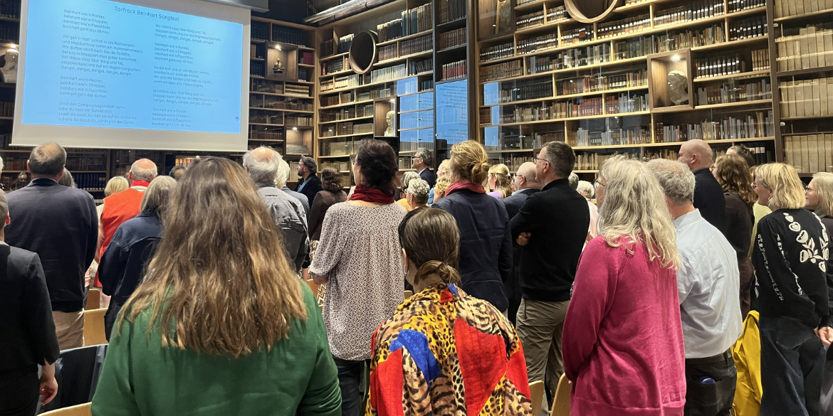 Publikum und Leinwand in Bibliothek