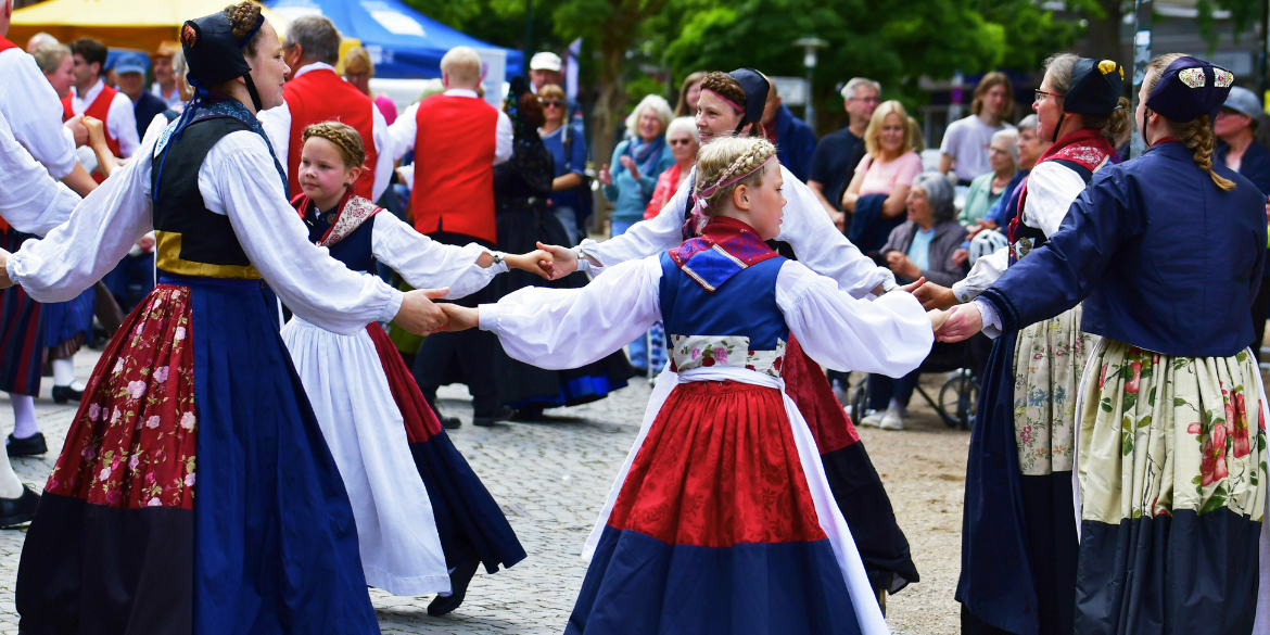 Junge Menschen in Tracht beim Tanzen