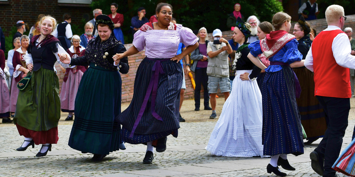Die LTV-Jugend führte die Ergebnisse ihres Tanz- und Trachtenwochenendes vor Beim Landestrachtenfest tanzen alle zusammen © Shahram Abrishamchi