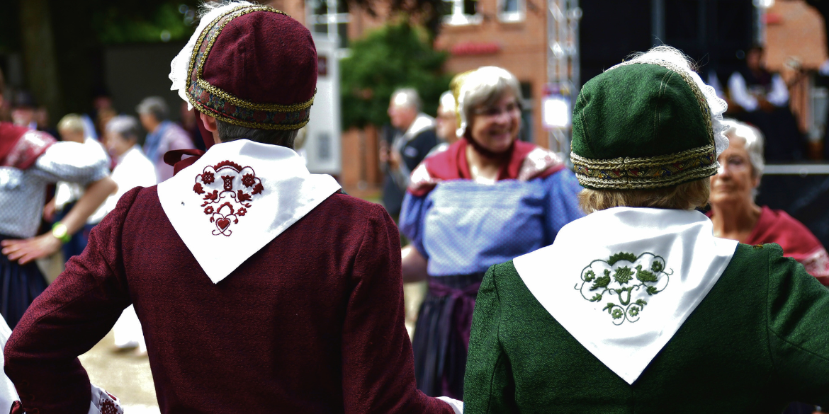 Die Wilstermarscher Tracht von hinten © Shahram Abrishamchi