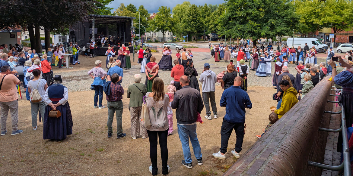 Immer wieder bleiben Menschen stehen, um die Trachten zu bewundern © Anna Biß/ SHHB