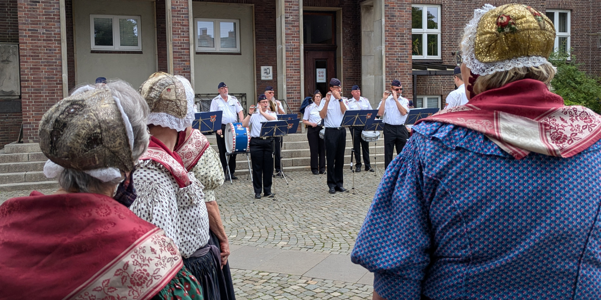 Eröffnet wurde das Landestrachtenfest vom Spielmannszug der FFW Haselau © Anna Biß/ SHHB