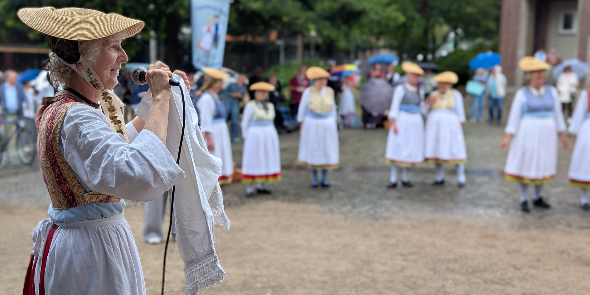Zwischen den Tänzen wurden einzelne Trachten vorgestellt, hier die Blankeneser Tracht © Anna Biß/ SHHB