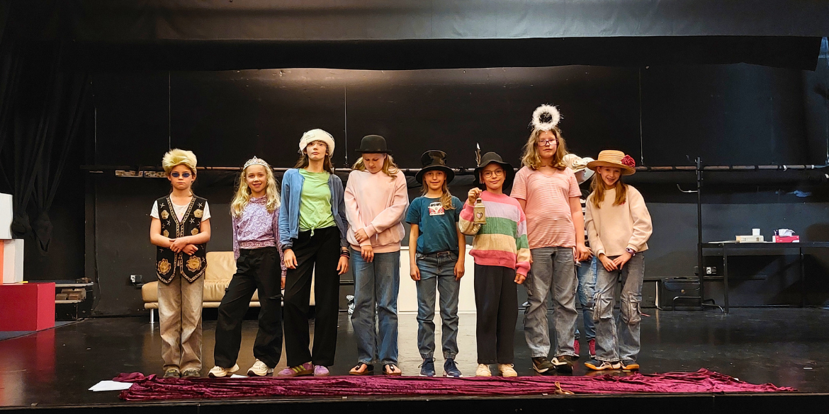 Acht Teilnehmerinnen der Theaterwerkstatt auf der Bühne 