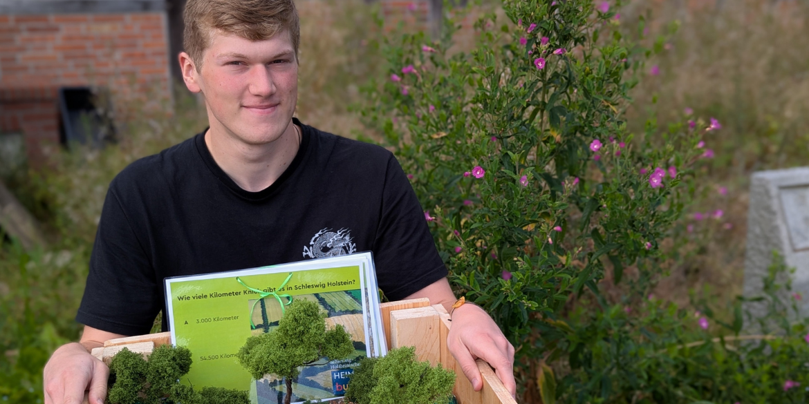 Junger Mann mit Kiste auf dem Schoss