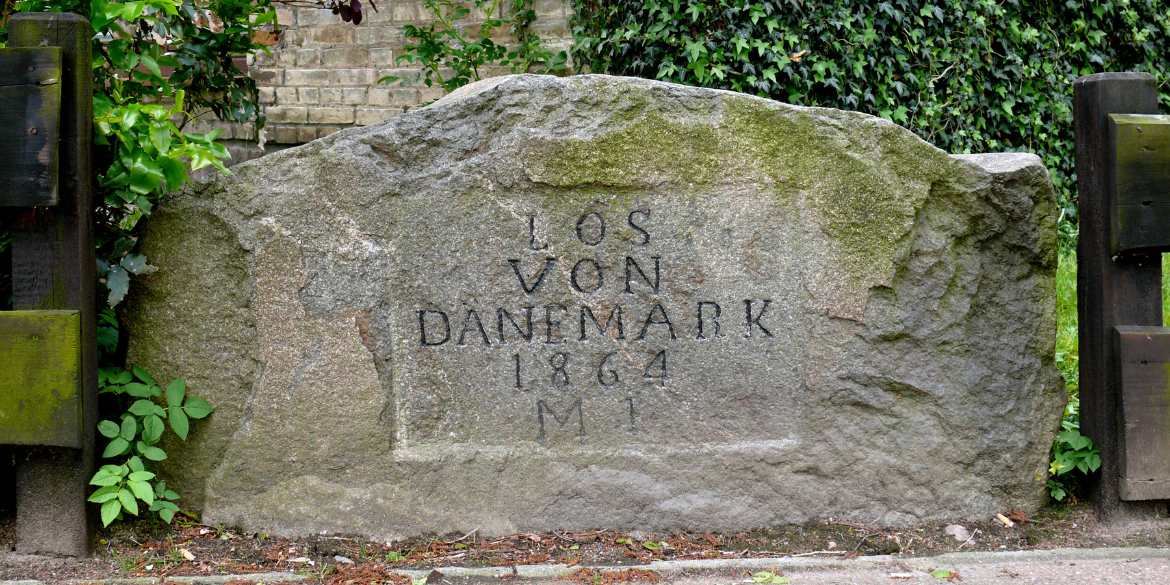 Großer Stein (Findling) mit der Aufschrift "Los von Danemark 1864 M1"