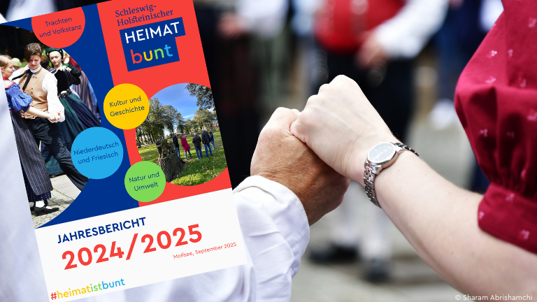Hintergund: Hände eines Tanzpaares in Tracht, davor Titelseite des Jahresberichtes