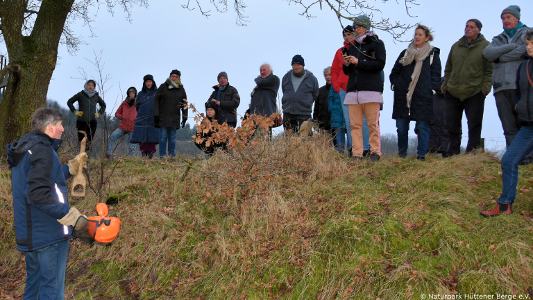 Menschen stehen auf Wall