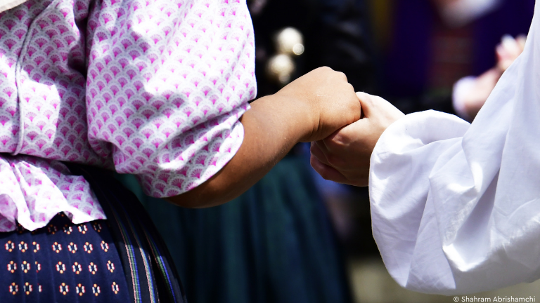 Hände von Tänzer*innen in Tracht