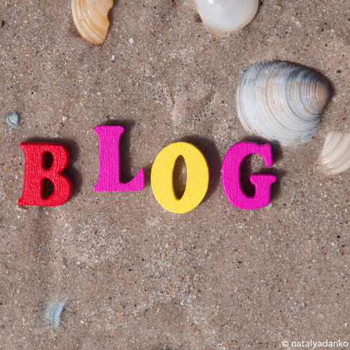 Holzbuchstaben "BLOG" am Schrank