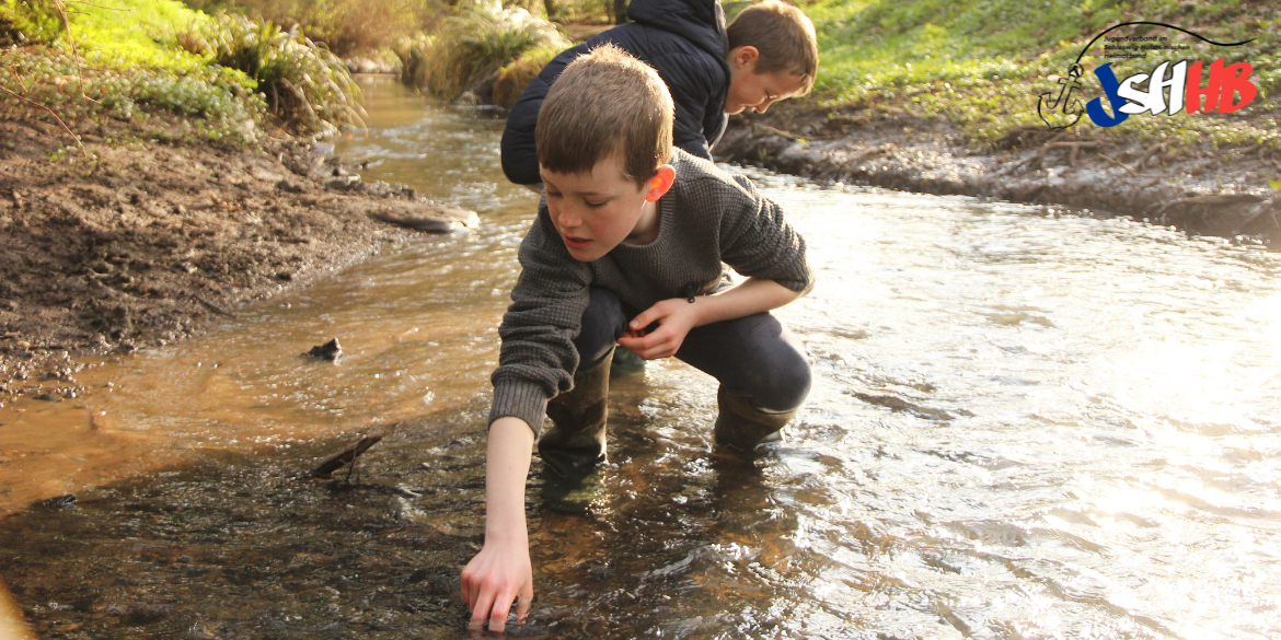 Zwei Jungs spielen in einem Bach © Barry Eastwood Getty Images Signature 