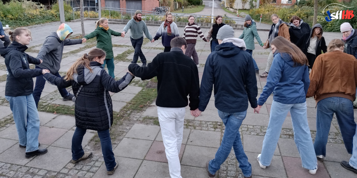 Jugendliche stehen im Kreis