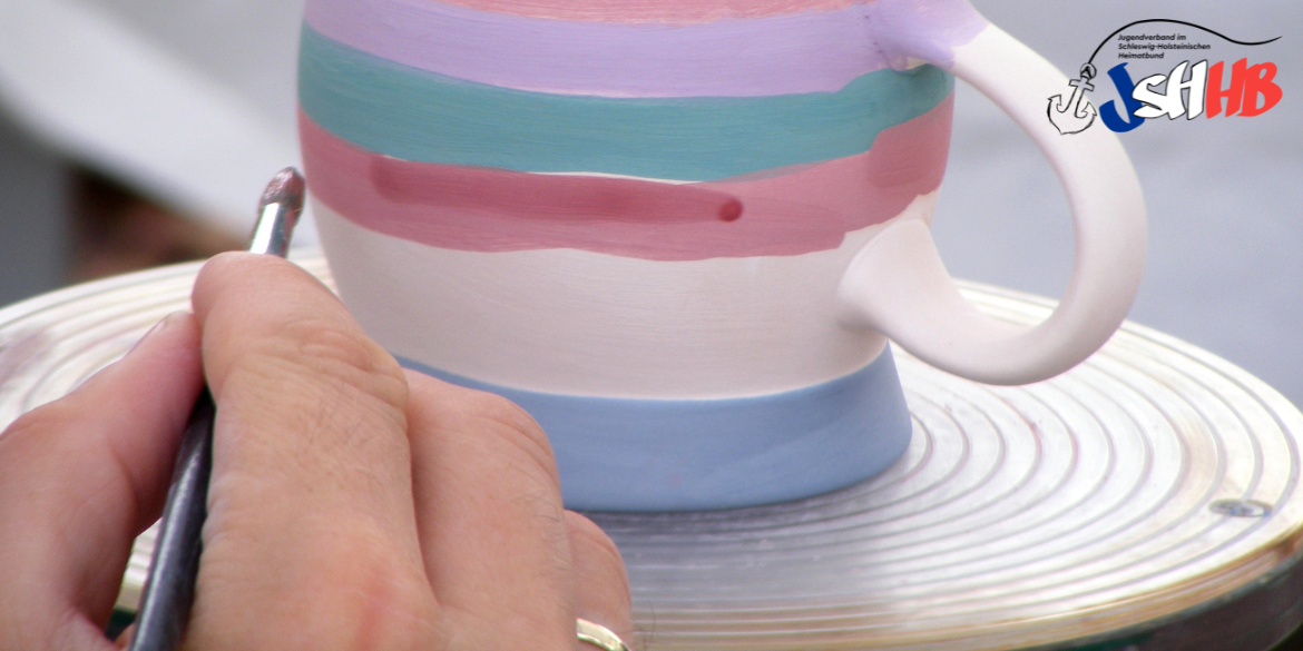 Eine Tasse wir mit Keramikfarben bemalt © jstankiewiczwitek Getty Images