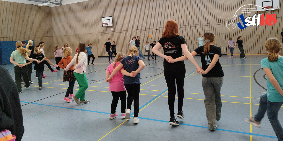 Jugendliche tanzen in einer Turnhalle © Mathilde Liermann