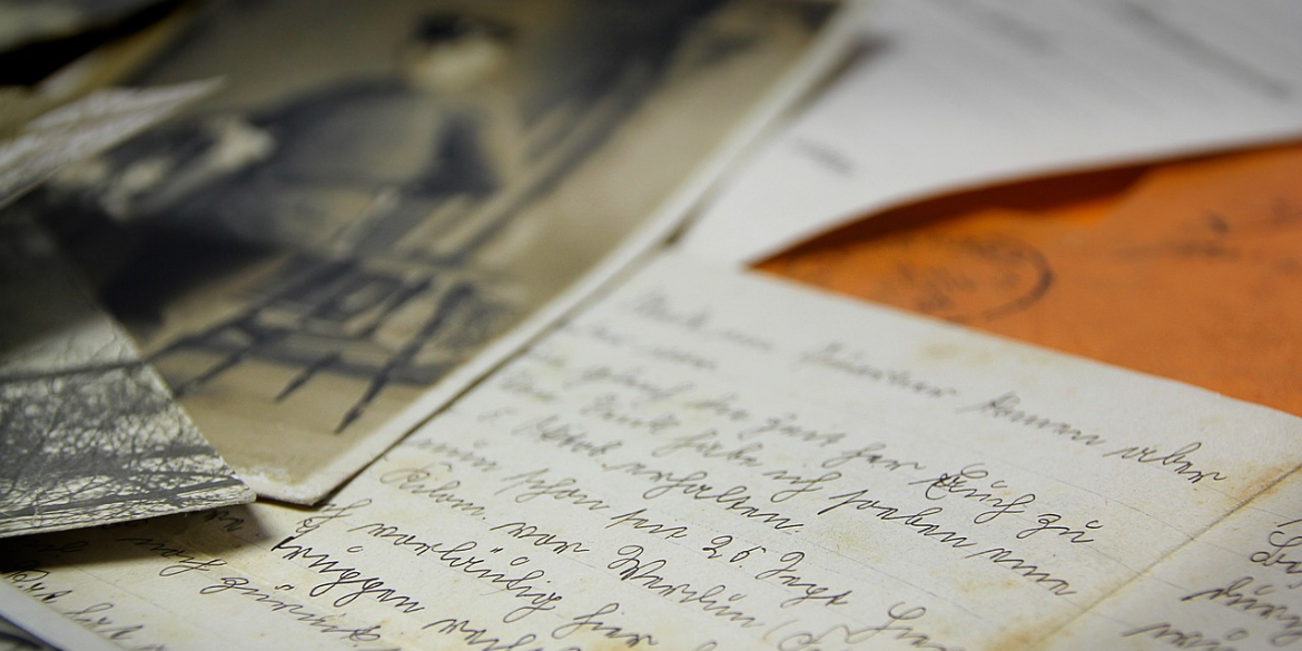 Altes handgeschriebenes Dokument und Fotos