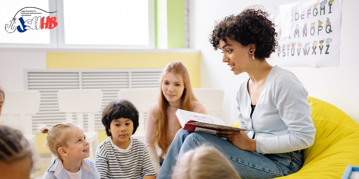 Frau liest Kindern ein Buch vor © Yan Krukau 