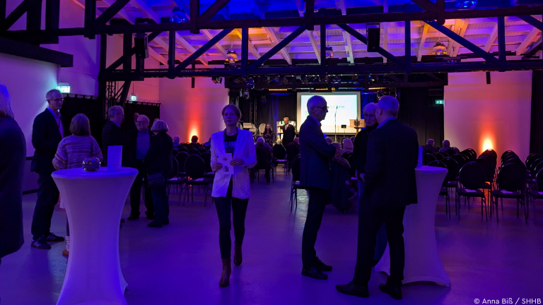 Festlich beleuchteter Raum mit Menschen