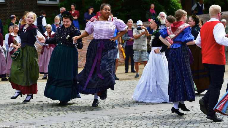 Jugendliche tanzen in Tracht