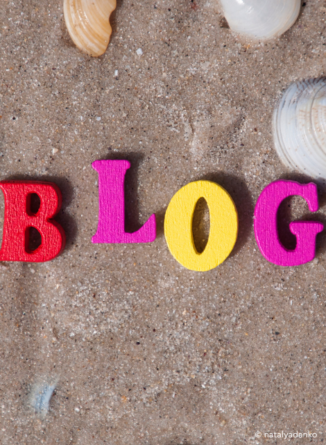 Holzbuchstaben "Blog" am Strand